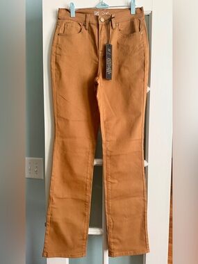 Nwts High-Rise Womens straight leg Jeans in Camel Brown. Soft stretch.